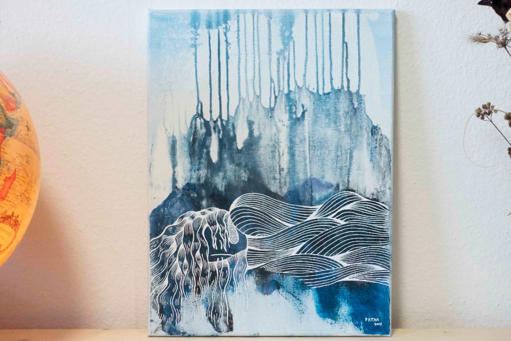 Painting named "Apnea", representing a woman sleeping on a blue background, that represent her tears.